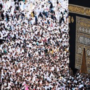 Ini Sejuta Khasiat Air Zamzam yang Cuma Ada di Mekkah dan Cara Terbaik Meminumnya Agar Berkah