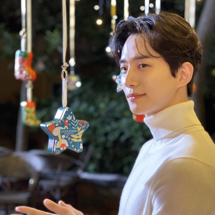 <p>Sebagai publik figur dengan banyak penggemar, Lee Junho juga cukup aktif membagikan kabar kepada para pendukungnya melalui media sosial. Di sana, ia kerap membagikan potret saat berada di lokasi syuting maupun saat beraktivitas lainnya. (Foto: Instagram @le2jh)</p>