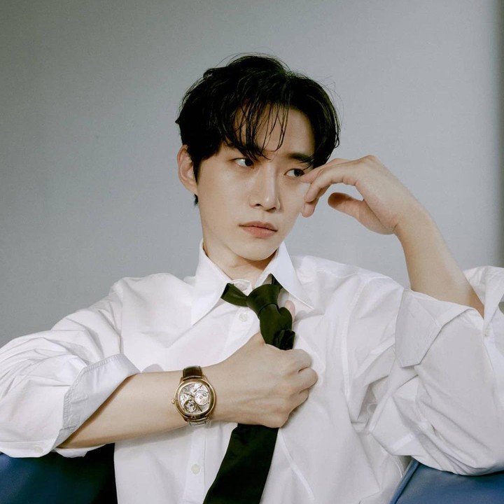 <p>Lee Junho lahir di Seoul pada 25 Januari 1990, Bunda. Pria berusia 33 tahun ini memulai karier di dunia hiburan dalam grup 2PM di tahun 2008. (Foto: Instagram @le2jh)<br /><br /></p>