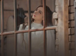 Lirik Lagu Holding The End Of This Night - Park Bom