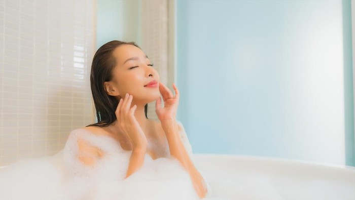 Mandi setelah terkena sinar matahari / Foto: freepik.com/lifeforstock