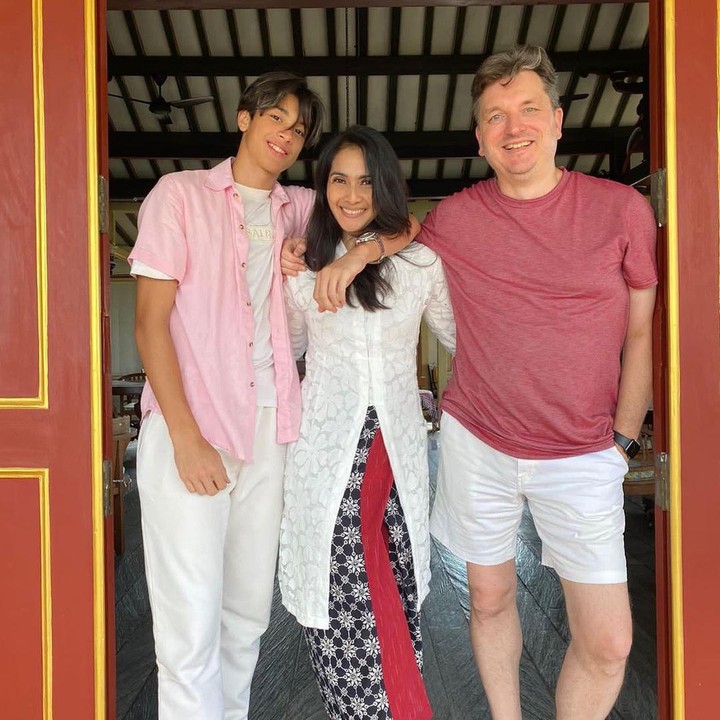 <p>Dari pernikahan itu, Maudy Koesnaedi dan suaminya dikaruniai putra bernama Eddy Maliq Meijer yang lahir pada 2007. Anak semata wayang Maudy ini pun kerap menjadi sorotan publik karena parasnya. Eddy Maliq Meijer kini sudah berusia 16 tahun, Bunda. (Foto: Instagram @maudykoesnaedi)</p>