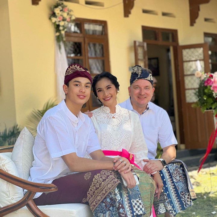 <p>Maudy mengakui bahwa pilihan pindah ke Bali memang semata-mata untuk menemani sang putra sekolah di sana. Ia turut bahagia dengan pilihan putranya. "Ternyata dia <em>happy</em> banget karena mungkin lebih banyak aktivitas <em>outdoor</em>-nya ya daripada di sekolah yang lama. Di Jakarta tuh (sekolahnya) cukup yang gedung banget, enggak terlalu banyak aktivitas <em>outdoor</em>. Dia anaknya (main) bolalah, basketlah, gitu," paparnya. (Foto: Instagram @maudykoesnaedi)</p>