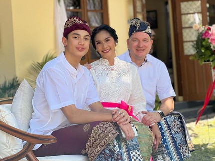 7 Potret Maudy Koesnaedi Bareng Anak & Suami, Kini Tinggal di Bali Demi Sekolah Anak