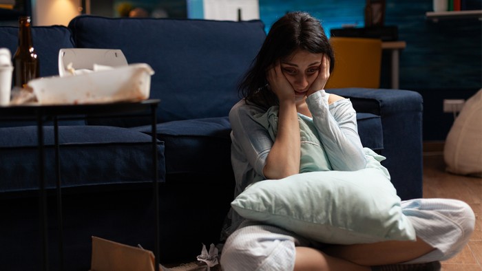 Foto ilustrasi seorang perempuan yang terlihat sulit tidur di malam hari. Kebiasaan yang Bikin Kamu Sulit Tidur di Malam Hari