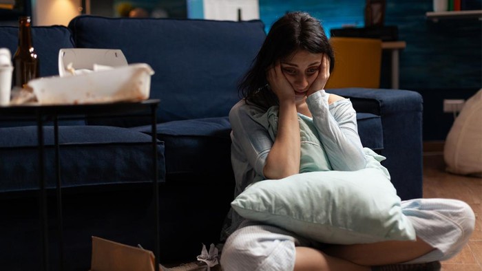 Foto ilustrasi seorang perempuan yang terlihat sulit tidur di malam hari.