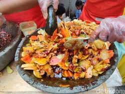 Mohon Sabar! Antre 4 Jam Demi Rujak Viral Depan Thamrin City