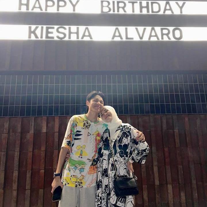 <p>Okie sendiri juga pernah mengaku sang putra sebagai sahabat, lho. "<em>My bestie</em>, yang bilang dia anak mami itu salah besar, yang bener di anak bunda. Anak bunda Okie. Mana bunda mana bunda.. ini bunda bunda sayang," ujarnya melalui akun @okieagustina_. (Foto: Instagram @okieagustina_ dan @kiesha.alvaro)<br /><br /><br /></p>