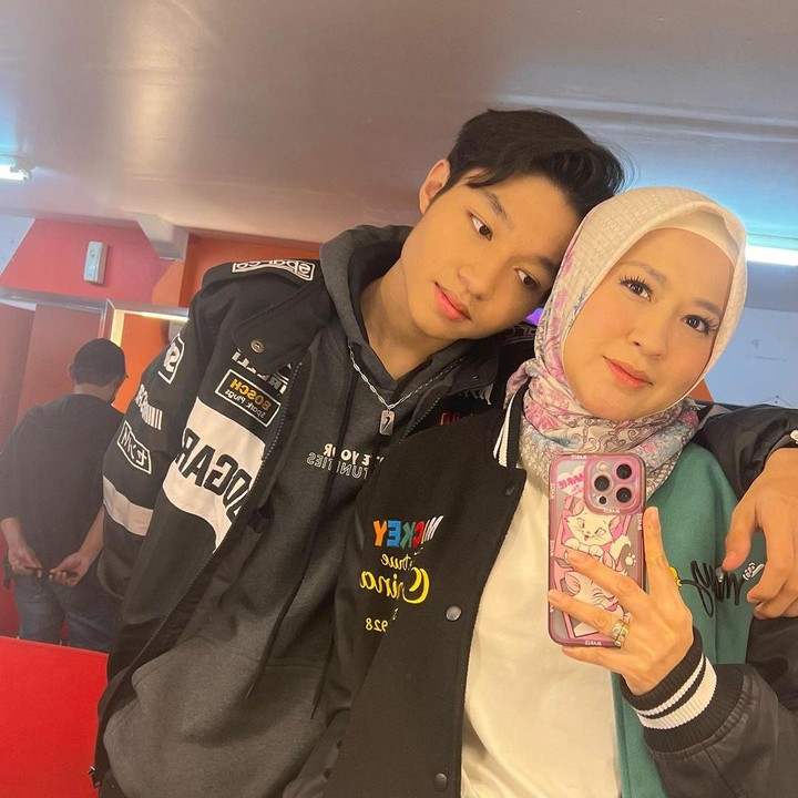 <p>Potret kebersamaan Okie dan Kiesha memang manis ya, Bunda? Kita doakan semoga mereka sehat dan bahagia selalu, ya. (Foto: Instagram @okieagustina_ dan @kiesha.alvaro)</p>