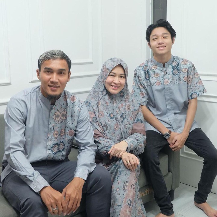 <p>Salah satu pasangan bunda dan anak selebriti yang menarik perhatian yakni Okie Agustina dan Kiesha Alvaro ya, Bunda. Sebagai informasi, Kiesha Alvaro merupakan anak pertama Okie dalam pernikahannya dengan Pasha 'Ungu'. (Foto: Instagram @okieagustina_ dan @kiesha.alvaro)<br /><br /><br /></p>