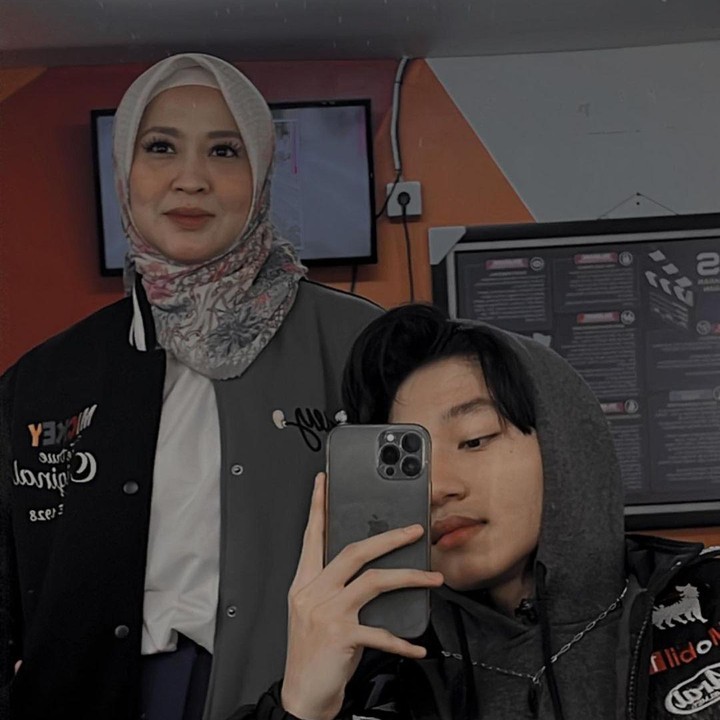 <p>Setelah berpisah dari Pasha, Okie melewati fase sulit dengan sang putra. Kiesha sendiri pernah mengungkapkan fase-fase tersebut membuat ia harus banting tulang sejak kecil. Mengenang masa-masa tersebut, kini kehidupan keduanya sudah membaik, Bunda. Okie kembali menikah dengan pemain bola Gunawan Dwi Cahyo dan Kiesha sukses sebagai musisi sekaligus pesinetron. (Foto: Instagram @okieagustina_ dan @kiesha.alvaro)<br /><br /><br /></p>