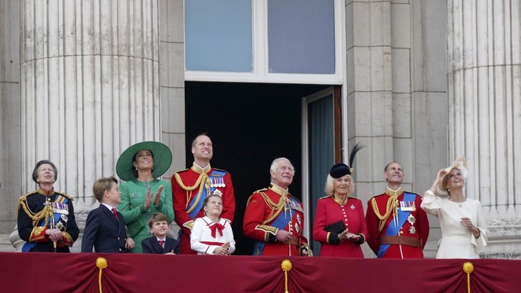 From left, Britain's Princess Anne, Prince George, Kate, Princess of Wales, Prince Louis, Prince William, Princess Charlotte, King Charles III, Queen Camilla, Prince Edward and Sophie, Duchess of Edinburgh view the flypast from the balcony of Buckingham Palace following the Trooping the Colour ceremony in central London, Saturday June 17, 2023. (Yui Mok/PA via AP)