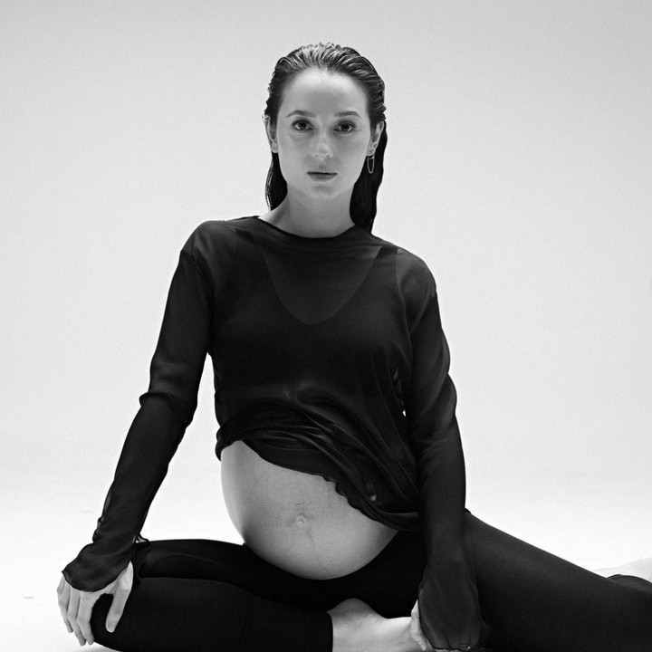 <p>Julie Estelle pertama kali mengumumkan kehamilannya ini pada bulan Maret lalu. Adik Cathy Sharon ini mengunggah foto hitam putih bersama suaminya, David Tjiptobiantoro. (Foto: Instagram @julstelle)</p>