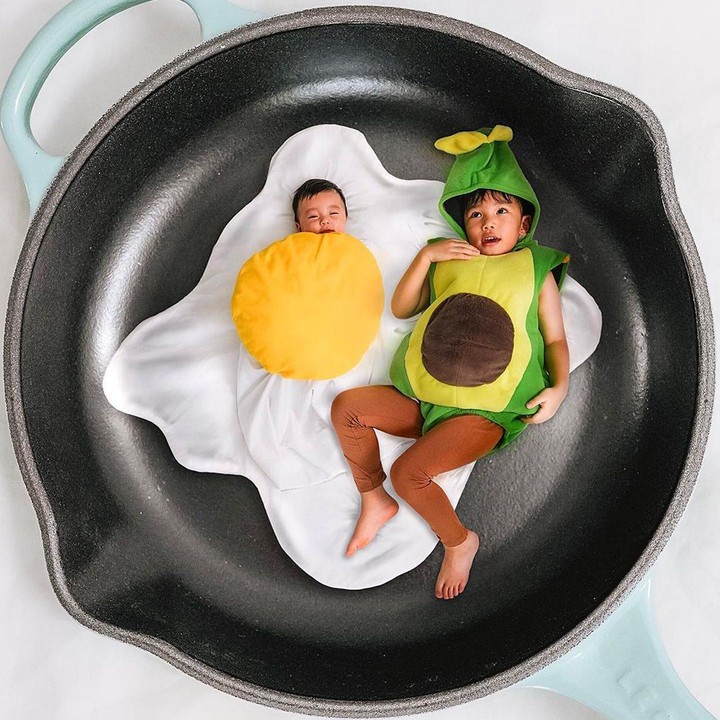 <p>Belum lama ini, Arthur dan Timo melalukan sesi pemotretan, Bunda. Keduanya terlihat sangat menggemaskan saat mengenakan kostum makanan, lho. (Foto: Instagram: @tiffanysoetanto)</p>