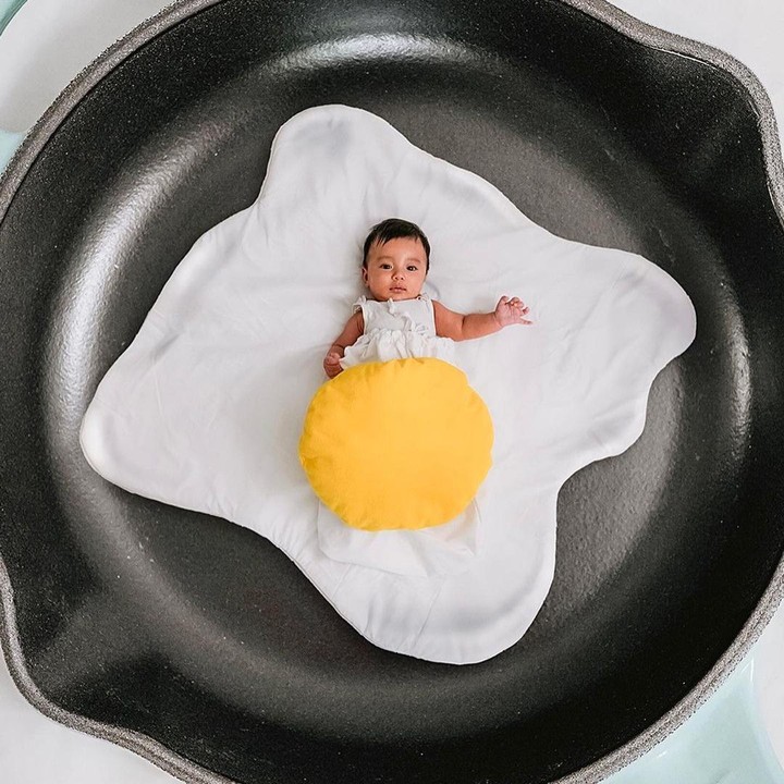 <p>Dalam salah satu unggahan, Timo mengenakan kostum bak telur mata sapi, nih. Ia pun dibaringkan dalam alas yang menyerupai wajan berwarna hitam. (Foto: Instagram: @tiffanysoetanto)</p>