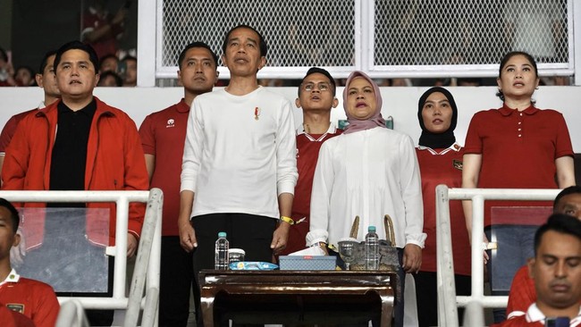 Presiden Joko Widodo turun ke lapangan untuk menyalami para pemain Timnas Indonesia usai bermain luar biasa melawan Argentina di Stadion GBK, Senin (19/6).