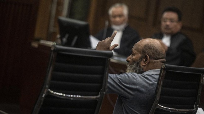 Gubernur Papua nonaktif Lukas Enembe juga didakwa menerima gratifikasi Rp1 miliar, selain didakwa suap Rp45,8 miliar.
