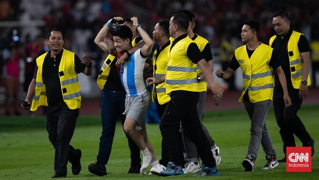 Seorang penyusup mengungkapkan perasaannya usai masuk ke lapangan di laga Indonesia vs Argentina dan kemudian memeluk serta berfoto bersama Alejandro Garnacho.