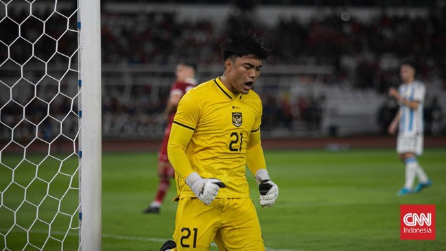 Kiper Timnas Indonesia Ernando Ari senang bukan kepalang bisa bertukar jersey dengan penjaga gawang utama timnas Argentina, Emiliano Martinez.