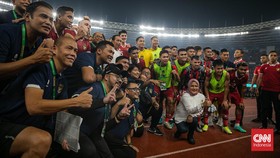 Jokowi Salami Pemain Indonesia Usai Tampil Luar Biasa Lawan Argentina