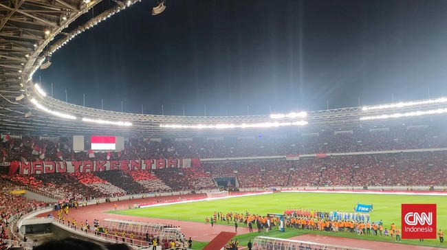 Seorang penyusup yang menggunakan jersey Argentina masuk ke lapangan untuk memeluk Alejandro Garnacho usai pertandingan Indonesia vs Argentina di Stadion GBK.