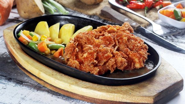 Selain membeli, Anda juga bisa membuat sendiri steak ayam ala restoran. Berikut bahan-bahan dan cara membuat steak ayam krispi.