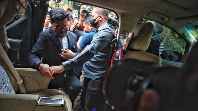 Mantan Menteri Pertanian, Syahrul Yasin Limpo (SYL) disebut bakal terbang ke Jakarta malam ini usai KPK secara resmi menetapkannya sebagai tersangka.