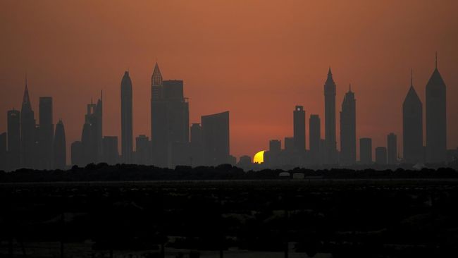 Tierra Young Allen, yang sedang liburan di Negara Timur Tengah itu, harus ditahan Kepolisian Dubai. Selain ditahan, paspornya pun disita.