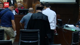 VIDEO: Lukas Enembe Teriaki Jaksa Saat Bacakan Dakwaan