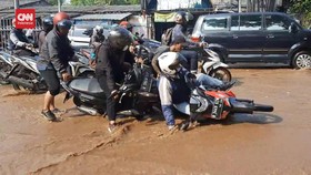 VIDEO: Kali Baru di Kramat Jati Meluap, Pemotor Berjatuhan
