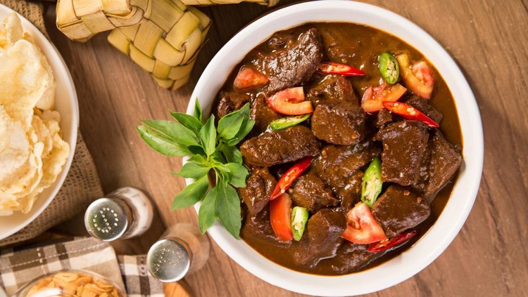 A traditional Indonesian stir-fry dish. It's usually made with a combination of lamb, onion, garlic, chili peppers, bay leaves, salt, ginger, soy sauce, and oil.