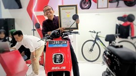 Bawa Motor Listrik E-Max Long Range di PRJ, Selis Cetak Rekor MURI