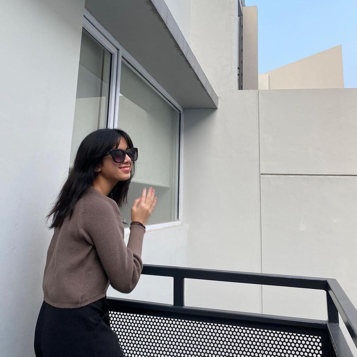 <p>Melihat Ulla yang beranjak remaja, banyak netizen yang memuji kecantikannya, nih. Ini karena Ulla memiliki paras cantik tak kalah seperti sang ibunda. "Ulla...ko cantik banget siii," ujar akun @ellin***. (Foto: Instagram @ersamayori)<br /><br /><br /></p>