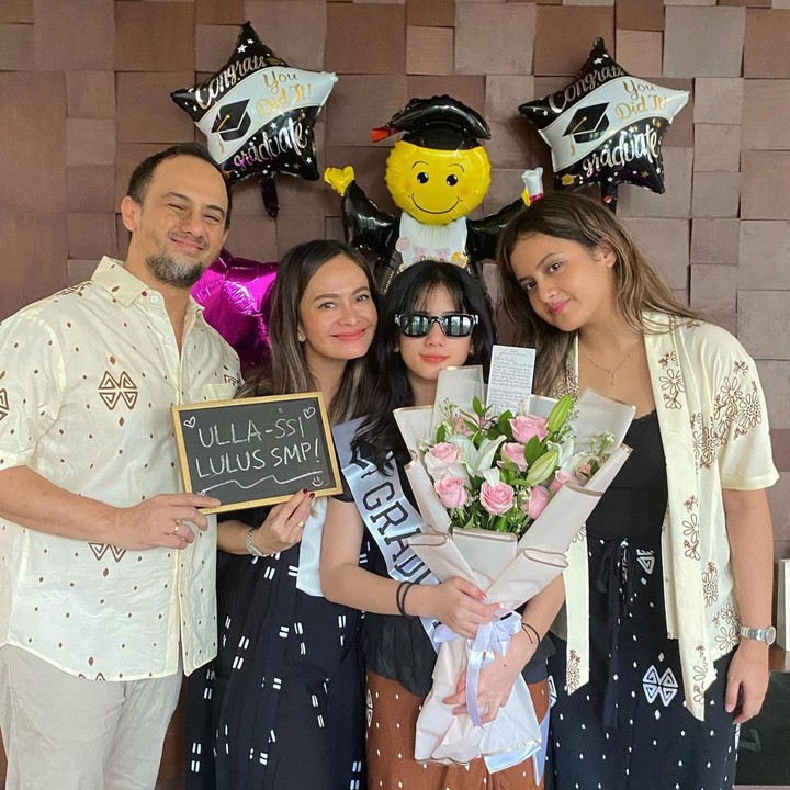 <p>Wah, Ulla memang bener-benar mewarisi kecantikan sang ibunda, nih. Kita doakan semoga keluarga Ersa Mayori sehat dan bahagia selalu, ya. (Foto: Instagram @ersamayori)</p>