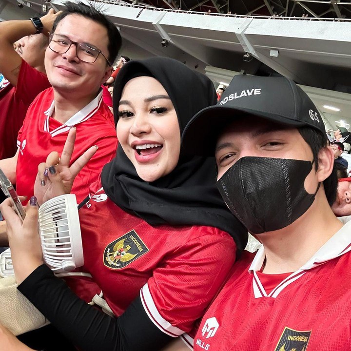 <p>Selain Zaskia dan keluarga, Atta Halilintar dan Aurel Hermansyah juga menghadiri pertandingan tersebut secara langsung. (Foto: Instagram@attahalilintar)</p>