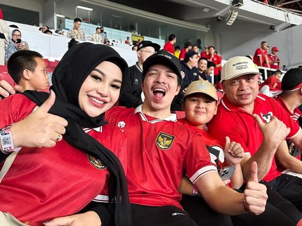 7 Potret Keluarga Artis Nonton Timnas RI vs Argentina, Zaskia Mecca hingga Aurel