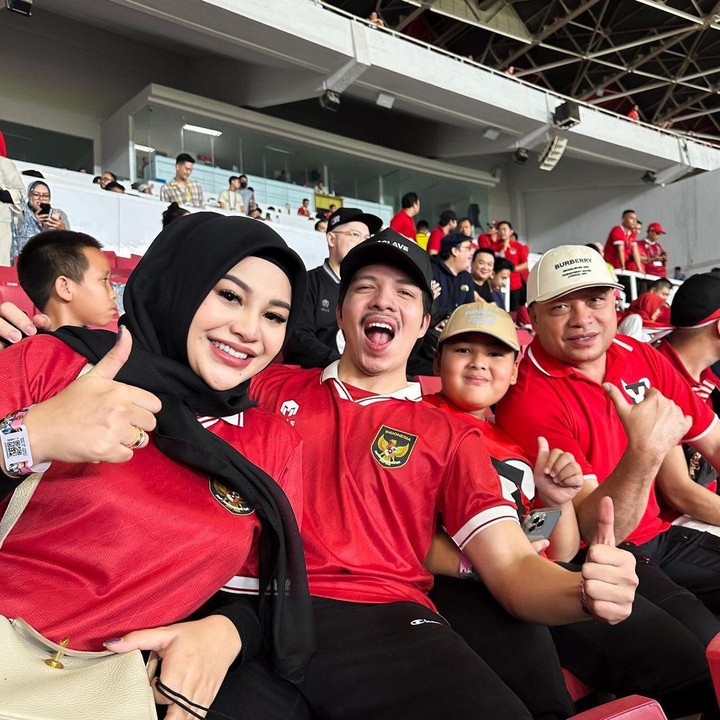<p>Bukan hanya berdua, ternyata Atta dan Aurel juga datang bersama Raul Lemos, ayah sambung Aurel, dan adik laki-laki Aurel, yang bernama Kellen Alexander Lemon. Melalui <em>Instastory</em>-nya, Atta dan keluarga tampak antusias menonton pertandingan tersebut sampai saling memprediksi skor yang akan diraih kedua tim. (Foto: Instagram@attahalilintar)</p>