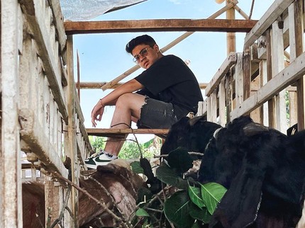 7 Potret Baim Mantan Artis Cilik Terkenal Tahun 2000-an, Kini jadi Juragan Kambing