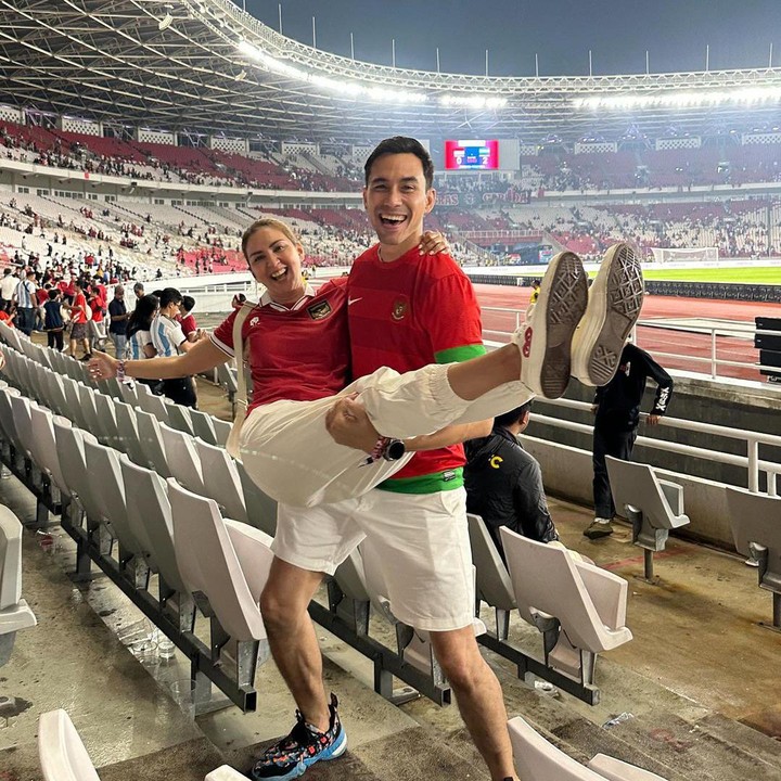 <p>Bukan rahasia umum lagi, Darius Sinathrya adalah salah satu penggemar Argentina. Ia pun tak ingin melewatkan kesempatannya ini bersama sang istri, Donna Agnesia. Keduanya tampak senang bisa menonton pertandingan tersebut secara langsung. Meski penggemar Argentina, Darius juga mendukung Timnas Indonesia dengan mengenakan pakaian berwarna merah, lho. (Foto: Instagram@darius_sinathrya)</p>
