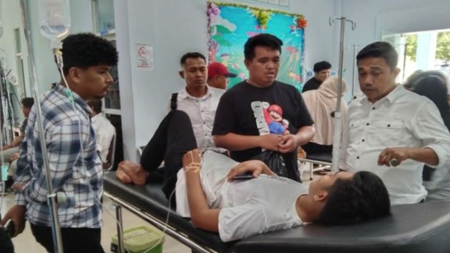 Puluhan aparatur sipil negara (ASN) di Kota Kendari, Sulawesi Tenggara mengeluh pusing, mual hingga muntah usai menyantap soto ayam di sebuah acara ASN.