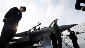 FOTO: Deru Jet Tempur Hingga Drone di Paris Air Show