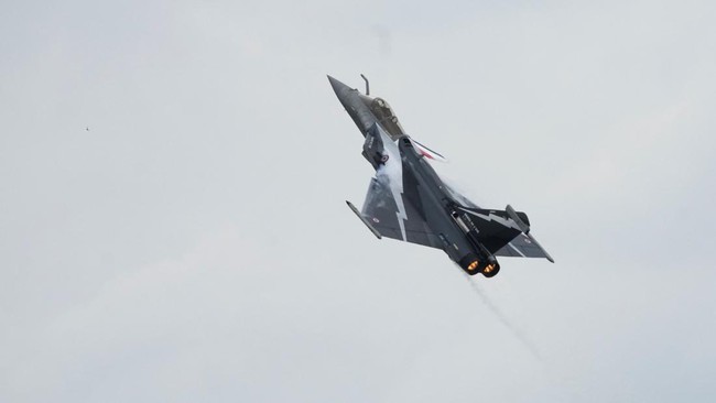 FOTO: Deru Jet Tempur Hingga Drone di Paris Air Show