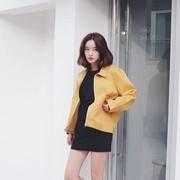 Chic dan Menarik, Sulap Dress Favoritmu Jadi Lebih Boyish dengan Ide Simple Ini!