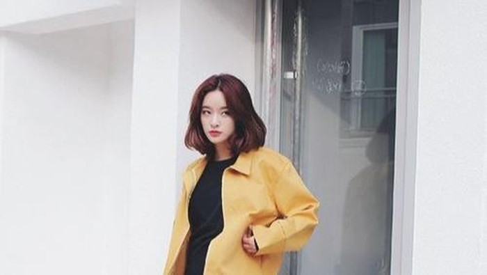 Chic dan Menarik, Sulap Dress Favoritmu Jadi Lebih Boyish dengan Ide Simple Ini!