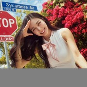 4 Gaya Feminin Tiffany Young yang Cocok untuk Kencan Bareng Pacar