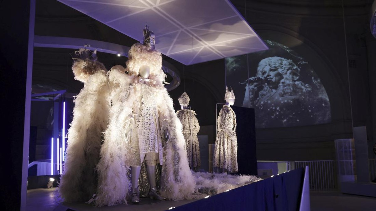 FOTO: Gaun Api Tina Turner Curi Perhatian di Diva Exhibition