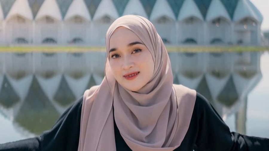Gaya Hijab Simple Ririe Fairus