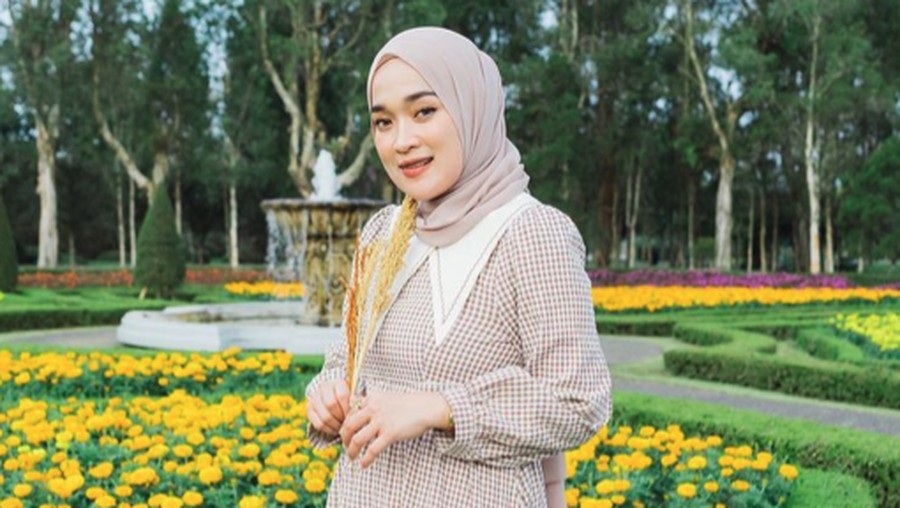 Gaya Hijab Simple Ririe Fairus