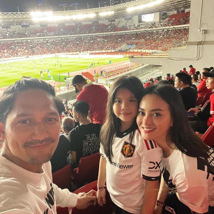 <p>Ibnu Jamil bersama sang istri, Riri Ekawati, dan Si Kecil Yaya, juga menonton pertandingan itu secara langsung. Mereka kompak mengenakan kostum bola berwarna putih. Ibnu mengatakan bahwa itu adalah pengalaman pertamanya mengajak Yaya nonton Timnas Indonesia, Bunda. (Foto: Instagram@ibnujamilo)</p>
