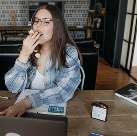 5 Rekomendasi Snack Diet yang Cocok Jadi Teman Santai di Kantor, Murah dan Rendah Kalori Lho!